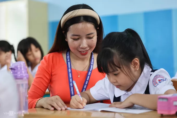 Bộ Giáo dục đề xuất tạm thời hạ chuẩn giáo viên